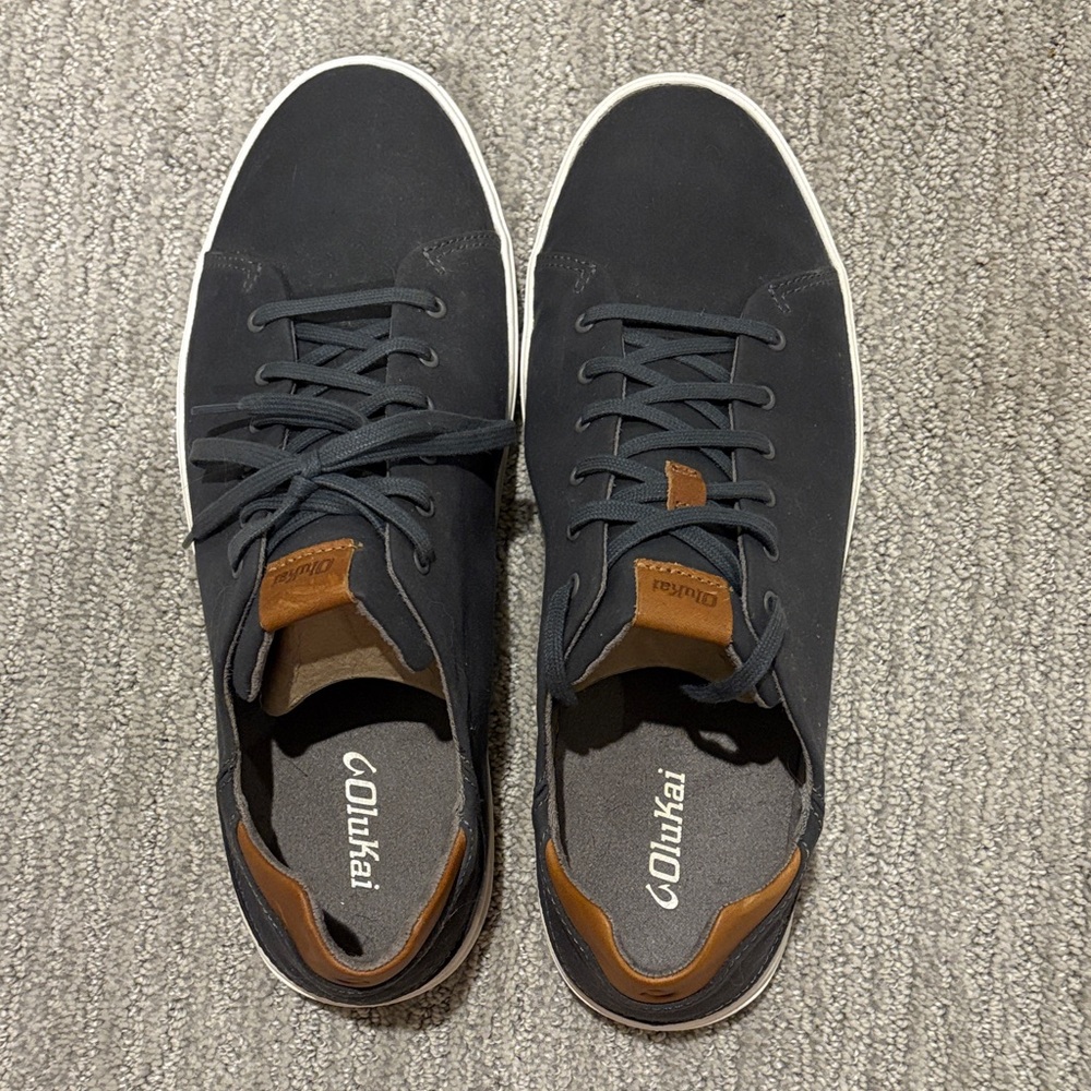 OluKai Men's Dark Gray and Brown Sneakers